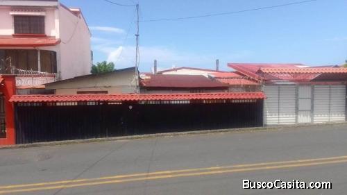VENDO PROPIEDAD COMERCIAL CON 2 CASAS EN LIMÓN CENTRO.