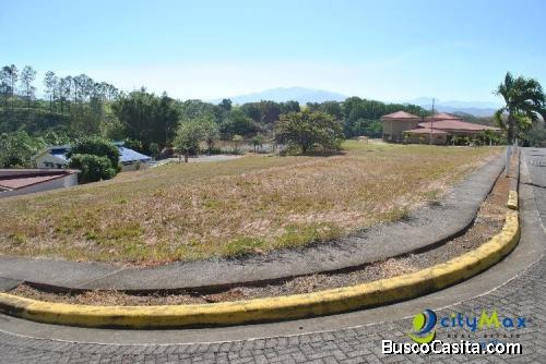 Se Vende En Condominio  Terreno  500 Metros En Grecia.