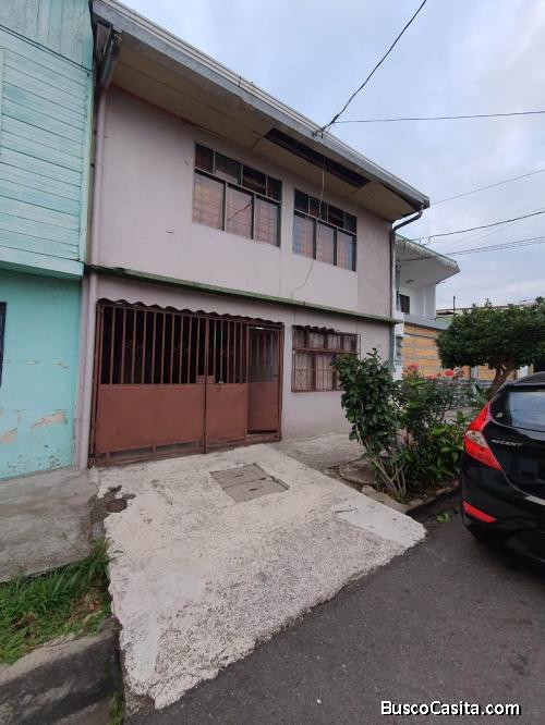 SE VENDE CASA DE 2 PLANTAS EN TIBÁS, SAN JOSÉ.