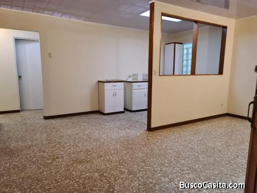 Se alquila amplio e iluminado apartamento 