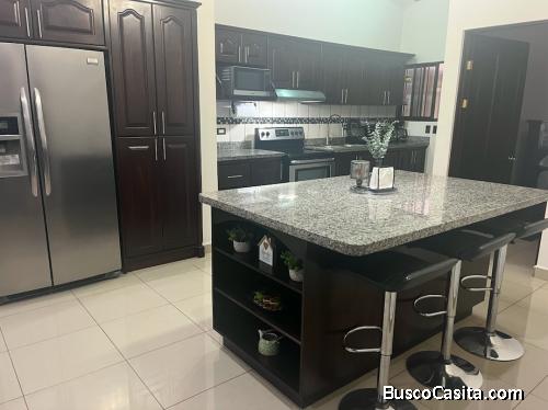 Se vende hermosa casa en Guácima Arriba.