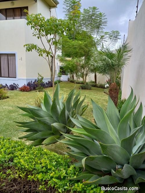 Casa prácticamente nueva, con finos acabados, llena de luz natural y ventilación, en un residencial 