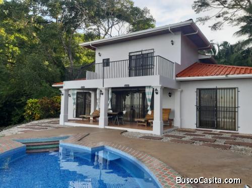 Casa de lujo con piscina y vista espectacular hacia el mar; cerca de la playa.