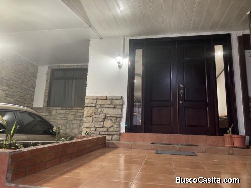 SE VENDE ACOGEDORA CASITA EN HEREDIA A 600 m  DE LA UNA