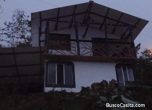 BELLA CASA TIPO CABAÑA EN PÉREZ ZELEDÓN.