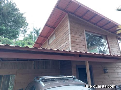 SE VENDE BELLA CASA TIPO CABAÑA EN PERÉZ ZELEDÓN.