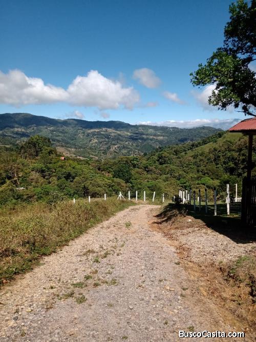 BELLA PROPIEDAD EN EL GUARCO DE CARTAGO.