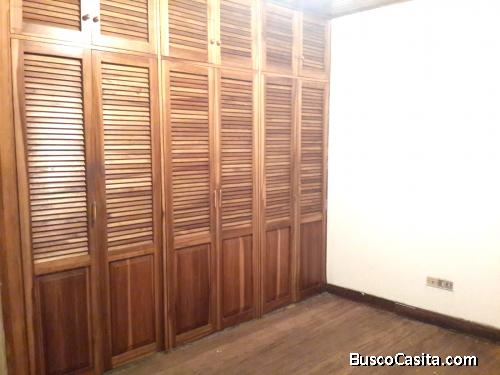 Se alquila apartamento con cochera en Zapote