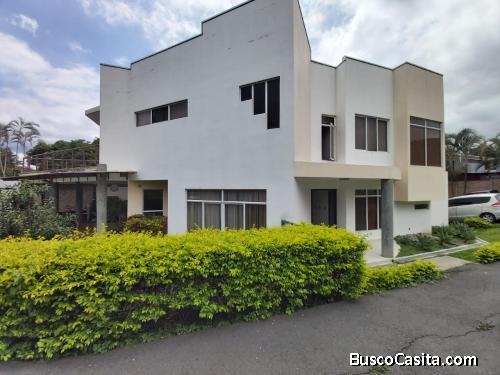 VENTA AMPLIA CASA INDEPENDIENTE SANTA ANA RIO ORO 4 HAB + SERV