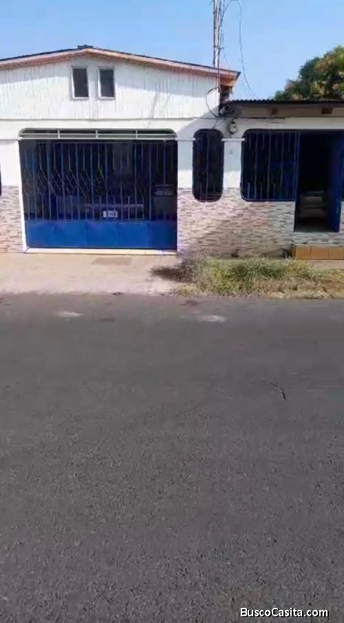 SE VENDE BELLA CASA EN EL ROBLE DE PUNTARENAS. 