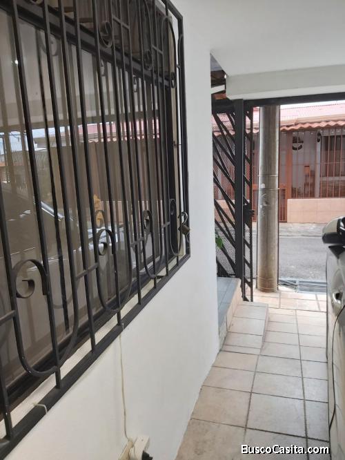 SE VENDE BELLA CASA EN DESAMPARADOS. 