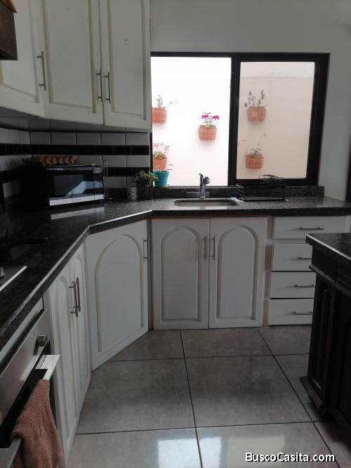 Se alquila casa en Condominio los Helechos. 