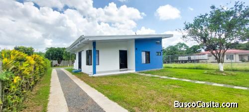Se vende casa en La Colonia de Guápiles. Lote amplio.