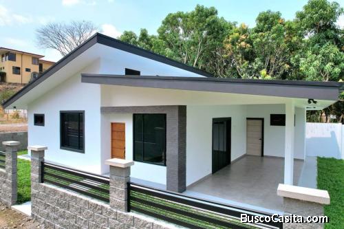 ESPECTACULAR CASA EN RÍO GRANDE DE ATENAS. 