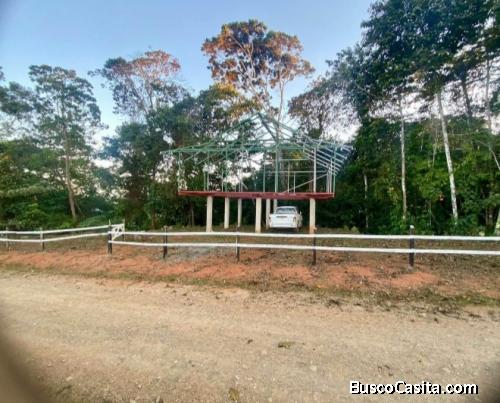 BELLA PROPIEDAD CON ESTRUCTURA METÁLICA EN PÉREZ ZELEDÓN. 