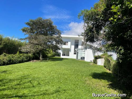 SE VENDE PRECIOSA CASA EN HEREDIA. 