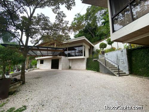SE ALQUILA BELLÍSIMA CASA EN ROCA VERDE DE ATENAS. 
