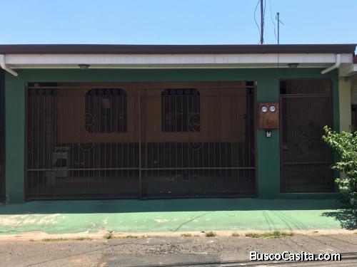 Hermosa Casa con Edificio de 2 Plantas atrás en Alajuela