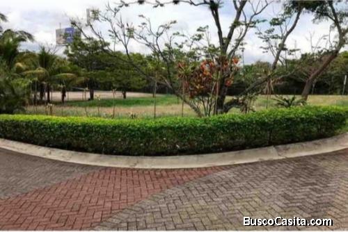 SE VENDE BELLA PROPIEDAD EN SANTA ANA. 