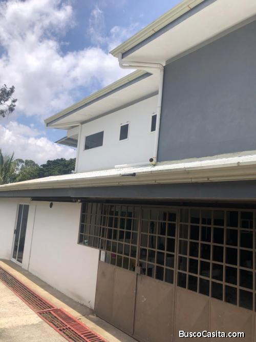 BELLA PROPIEDAD CON CASA Y 3 APARTAMENTOS EN HEREDIA. 