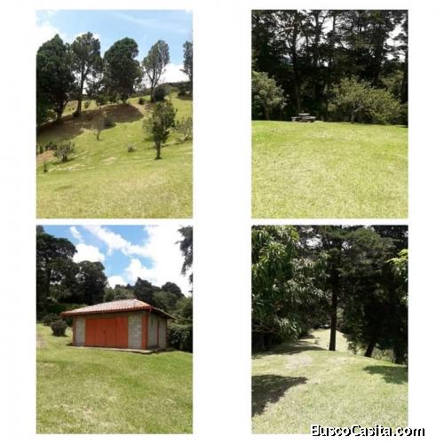 SE VENDE BELLÍSIMA FINCA EN SAN ISIDRO DE HEREDIA. 