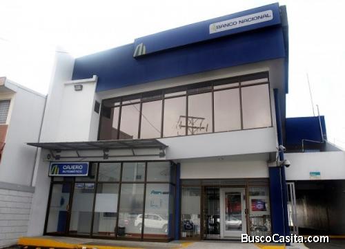 En Alquiler  edificio de dos niveles ubicado en El Alto de Guadalupe