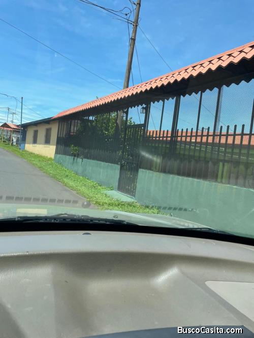 SE VENDE BELLA CASA EN CARRILLOS DE POÁS. 