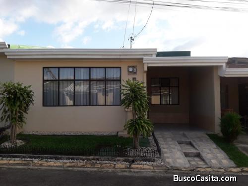 SE VENDE BELLA Y ACOGEDORA CASA EN ROHRMOSER, SAN JOSÉ. 
