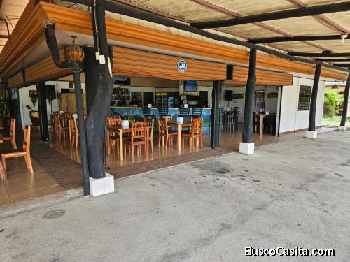 SE VENDEN DE OPORTUNIDAD BAR, RESTAURANTE Y 2 APARTAMENTOS EN ATENAS. 