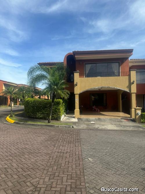 se vende casa en Condominio, esquinera preciosa