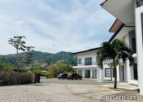 Apartamento en Condominio en Santa Ana
