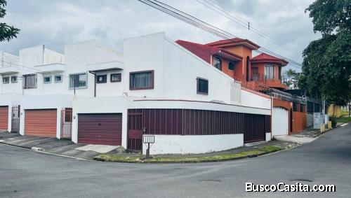 Hermosa casa de dos niveles ubicada en Rhormoser