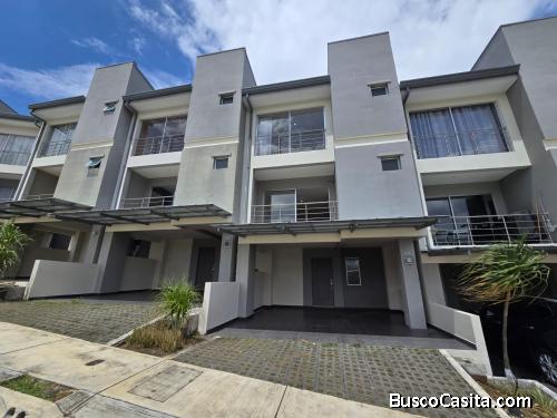 VENTA DE CASA DE 3 PISOS COND. RINCON DE LAS BRISAS SAN PABLO HDIA