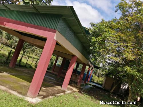 BELLA PROPIEDAD Y 2 CASAS EN PEÑAS BLANCAS. 