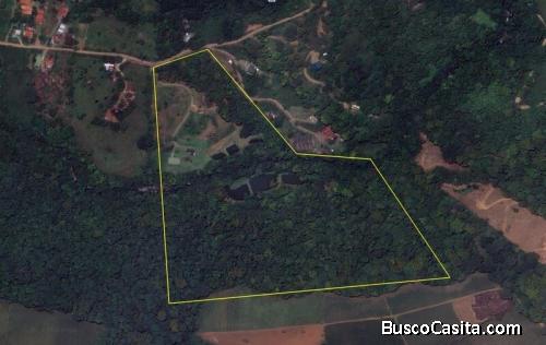¡Impresionante Terreno en Venta con 4 Cabañas en Santa Elena!