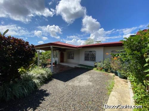 CASA CON JARDÍN EN VENTA EN PLENO CENTRO DE PÉREZ ZELEDÓN.