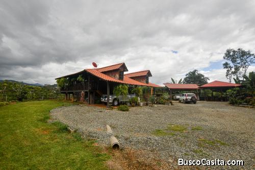 Propiedad en Pérez Zeledón con casa tipo cabaña y amplias zonas verdes