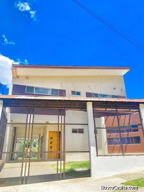 SE VENDE BELLA CASA EN HEREDIA. 