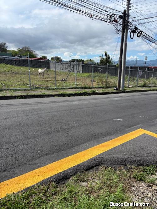 SE VENDE BELLA PROPIEDAD CASI EN EL CENTRO DE SANTO DOMINGO. 