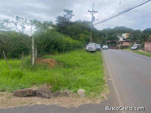 SE VENDE BELLA PROPIEDAD EN BARRIO JESÚS DE ATENAS. 