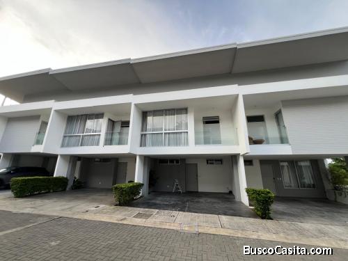 Venta de Moderna Casa en Escazú  Mls. 25-1940 OFC JB