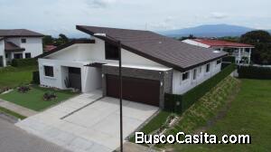 Venta de Preciosa Casa en Santa Ana  Mls. 25-337 OFC JB