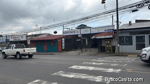 SE VENDE ÚTIL PROPIEDAD FRENTE AL HOSPITAL DE SAN RAMÓN. 