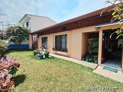 Se Vende Elegante Casa en Guachipelín de Escazú  Mls. 25-1415 OFC JB