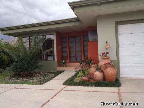 Venta de Casa Independiente de Lujo en Guachipelín, Escazú Mls. 24-1294 OFC JB