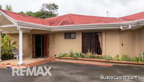 ELEGANTE Y ESPACIOSA CASA A LA VENTA CON LLAVE EN MANO EN EL CENTRO DE PÉREZ ZELEDÓN