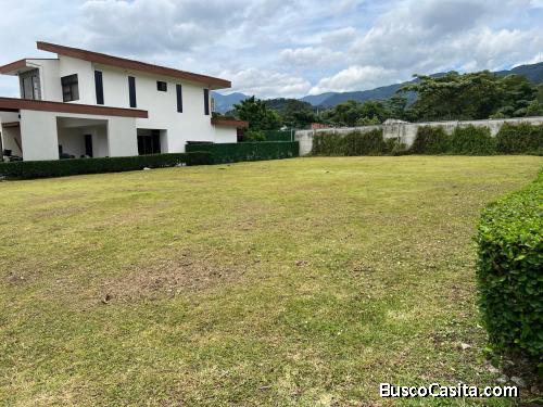 Venta de Lote Plano de 651 m² con 75% de Cobertura de Construcción en Santa Ana  Mls. 26-703 OFC JB