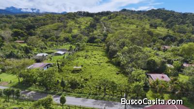 TERRENO PLANO DE MÁS DE 2 ACRES SOBRE CARRETERA PAVIMENTADA EN MIRAFLORES