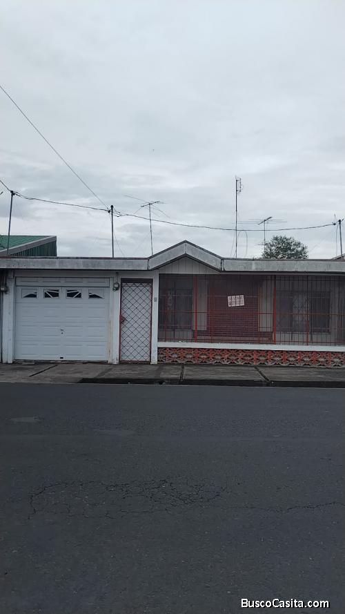 SE VENDE CASA Y 2 APARTAMENTOS EN CARTAGO CENTRO. 