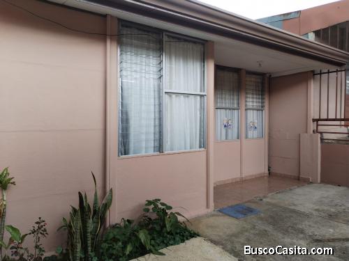 SE VENDE CASA EN OREAMUNO DE CARTAGO. 